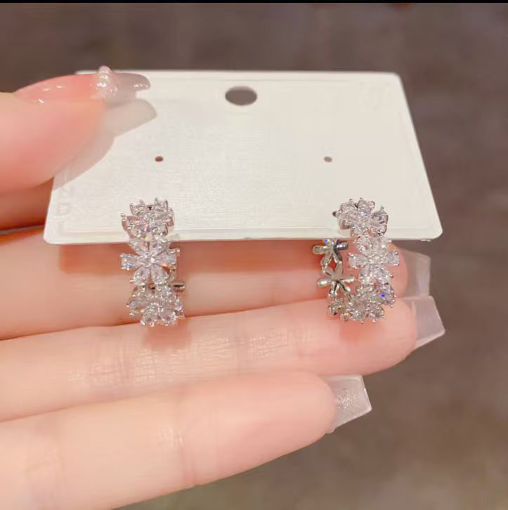 🔥While Supplies Last 40% OFF!🎉 Sparkling Elegant Floral Cluster Hoop Earrings
