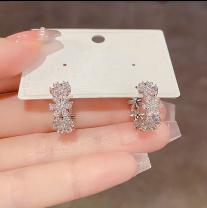 🔥While Supplies Last 40% OFF!🎉 Sparkling Elegant Floral Cluster Hoop Earrings