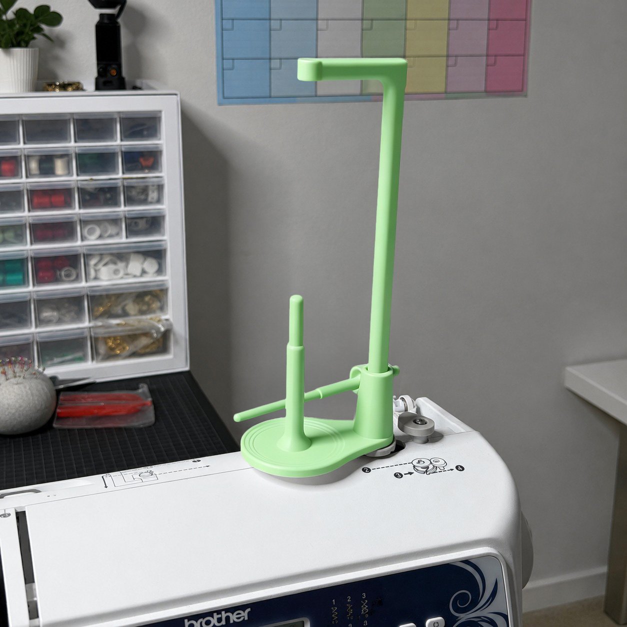 🔥LAST DAY 45% OFF -- 🧵Large Capacity Thread Spool Stand🪡(Compatible With Most Sewing Machines In US Markets)