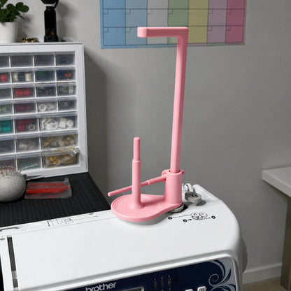 🔥LAST DAY 45% OFF -- 🧵Large Capacity Thread Spool Stand🪡(Compatible With Most Sewing Machines In US Markets)