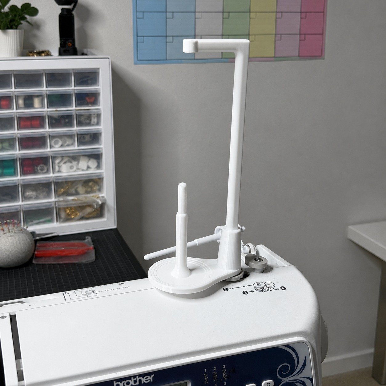🔥LAST DAY 45% OFF -- 🧵Large Capacity Thread Spool Stand🪡(Compatible With Most Sewing Machines In US Markets)