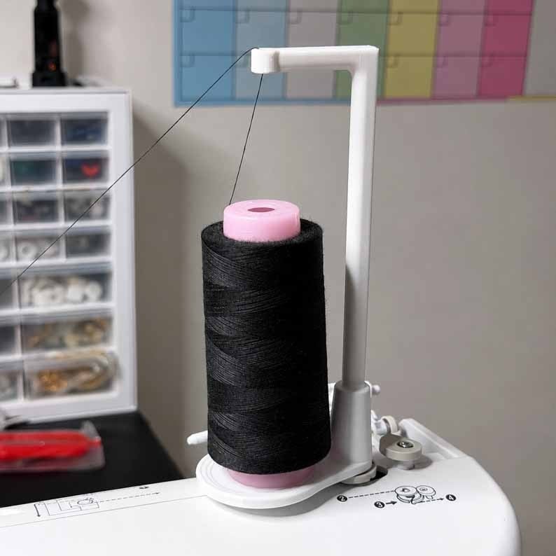 🔥LAST DAY 45% OFF -- 🧵Large Capacity Thread Spool Stand🪡(Compatible With Most Sewing Machines In US Markets)