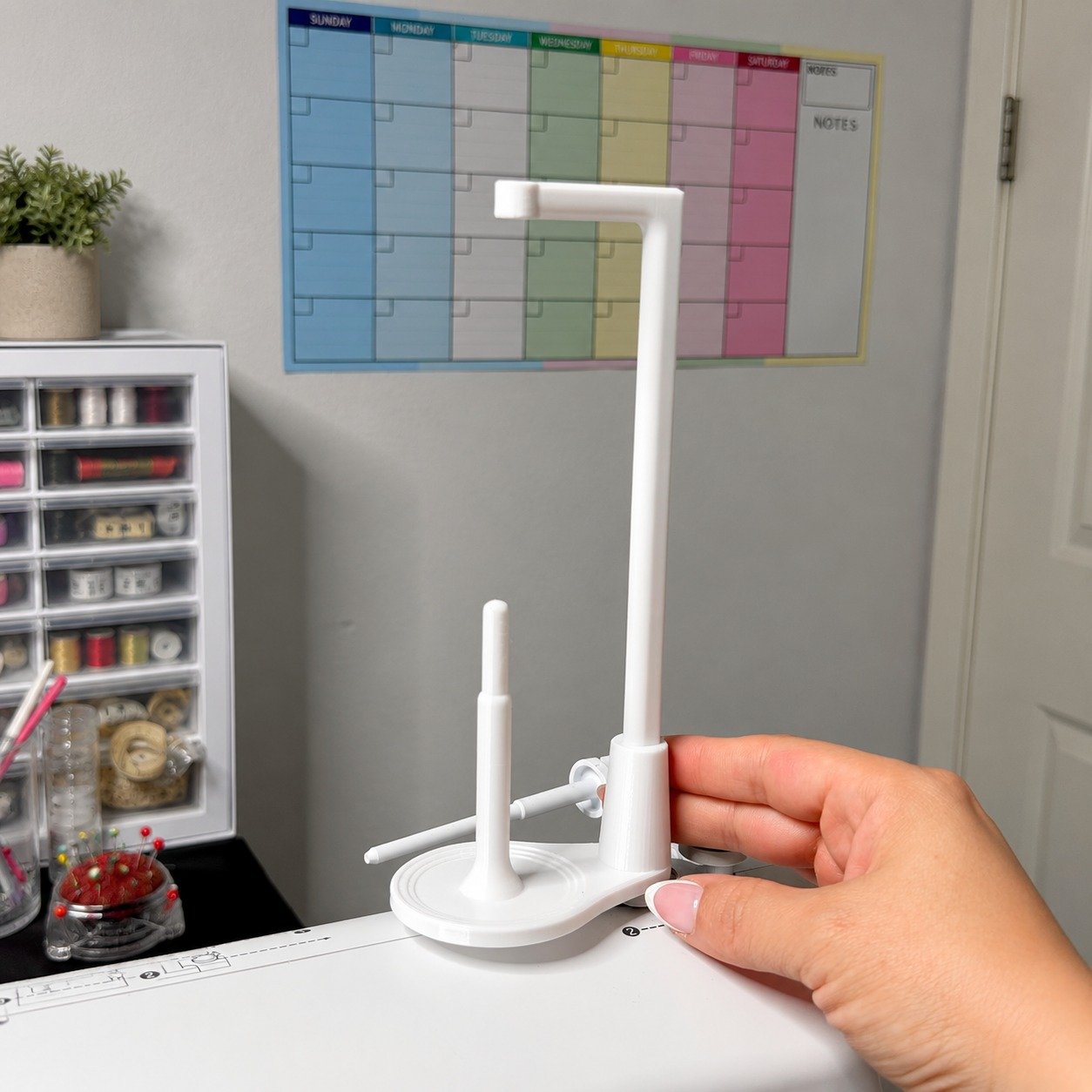🔥LAST DAY 45% OFF -- 🧵Large Capacity Thread Spool Stand🪡(Compatible With Most Sewing Machines In US Markets)