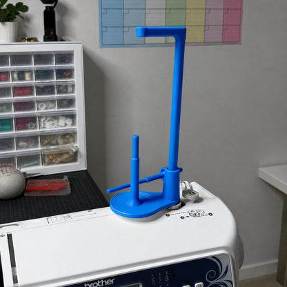 🔥LAST DAY 45% OFF -- 🧵Large Capacity Thread Spool Stand🪡(Compatible With Most Sewing Machines In US Markets)